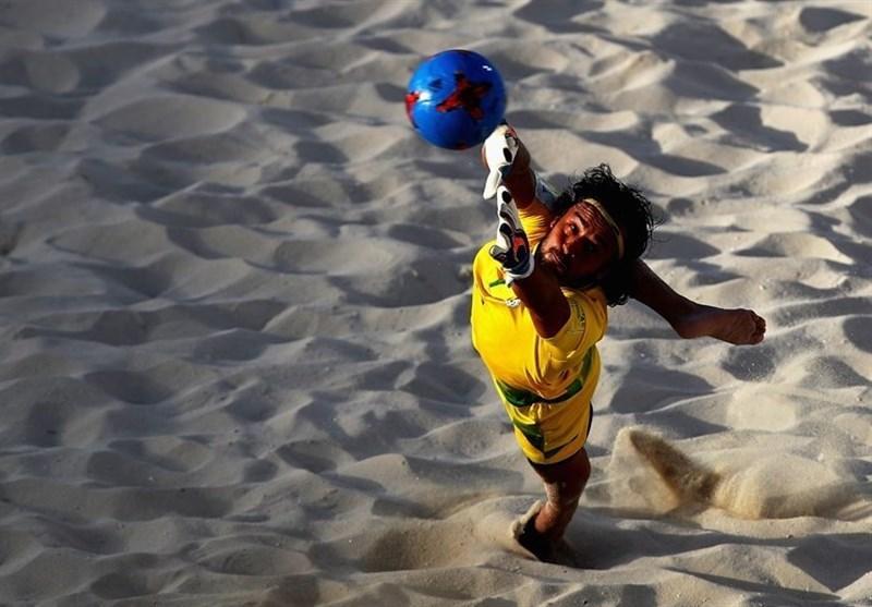 پیمان حسینی: توپ های جدید فوتبال ساحلی دچار تغییر جهت ناگهانی می شوند