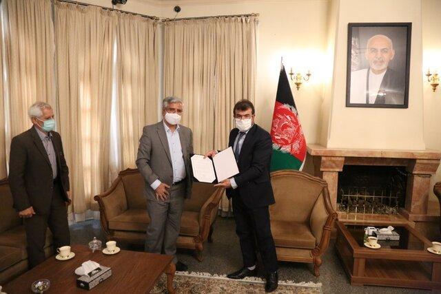 امضای دفتر یادبود جان باختگان حمله به دانشگاه کابل توسط امضای دفتر یادبود جان باختگان حمله به دانشگاه کابل توسط انجمن اسلامی مدرسین دانشگاه ها
