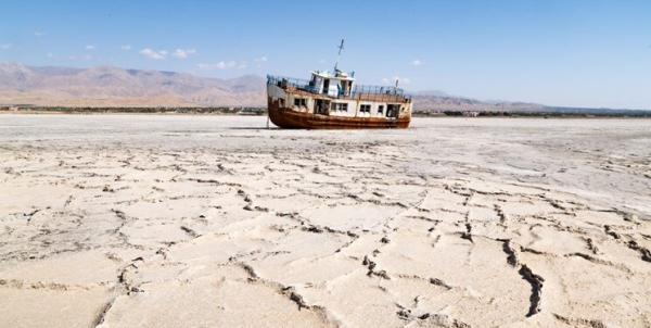 تبعات وحشتناک توفان های نمکی دریاچه ارومیه ، احتمال شیوع بیماری های جسمی تا مسائل روانی در منطقه ، پیش بینی مهاجرت 6میلیون نفر از ساکنان حاشیه دریاچه